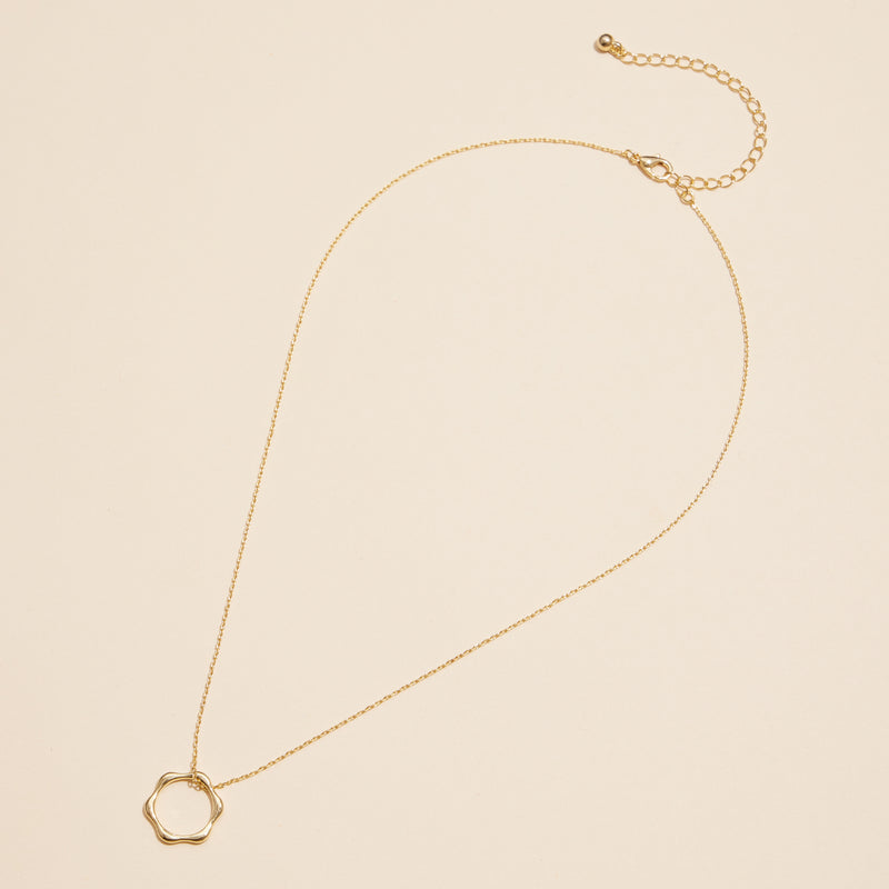 7mm Wavy Circle Charm 18K Gold Dip Necklace