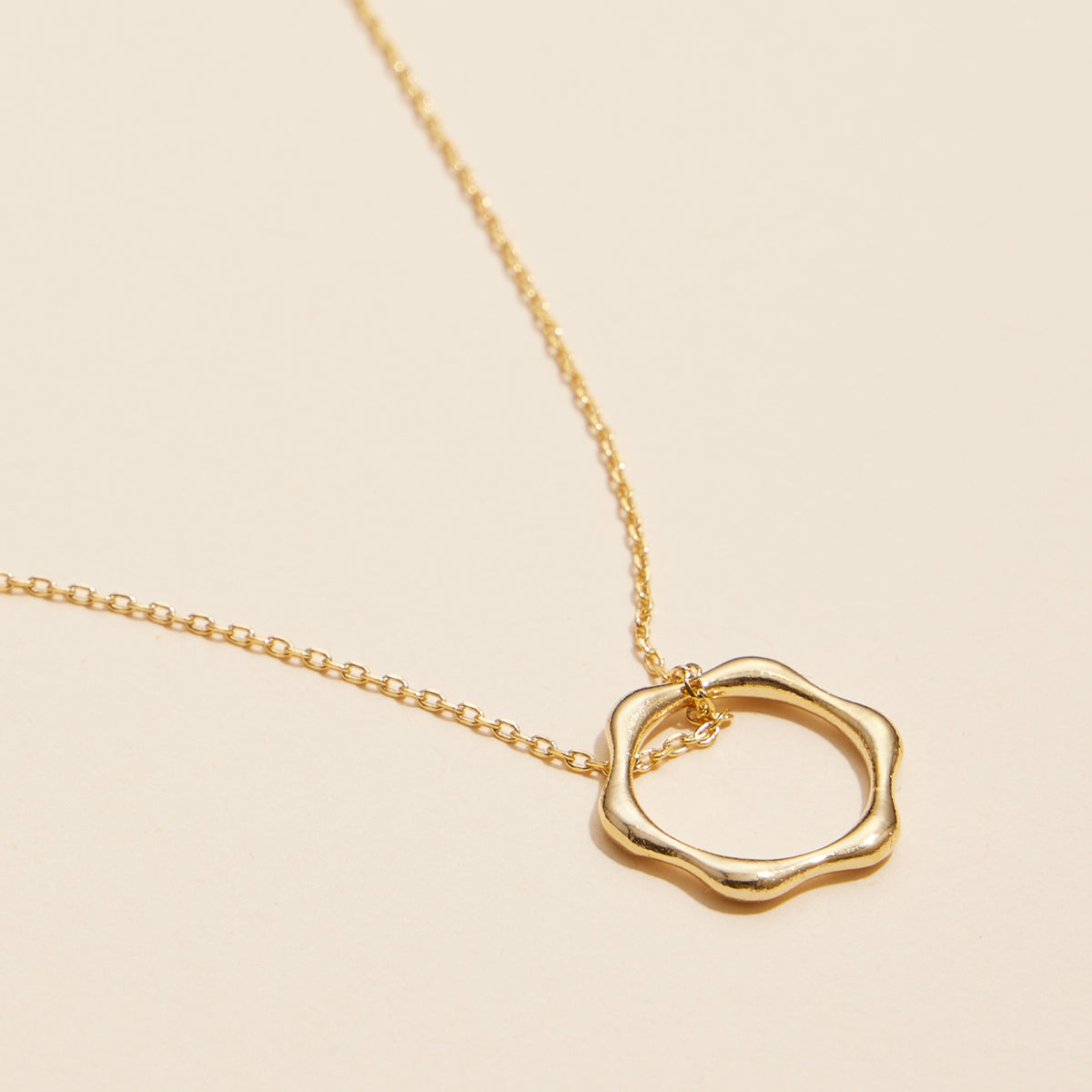 7mm Wavy Circle Charm 18K Gold Dip Necklace