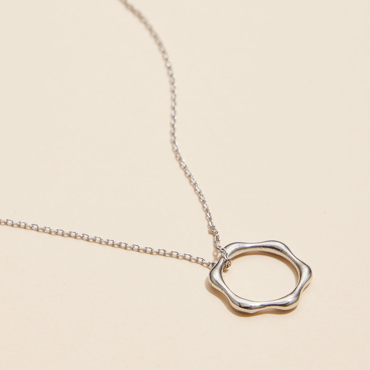 7mm Wavy Circle Charm 18K Gold Dip Necklace