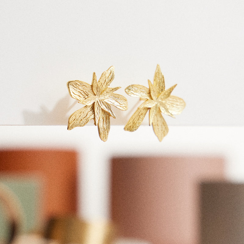 Gold Lily Flower Stud Earrings – Elegant Textured Floral Jewelry